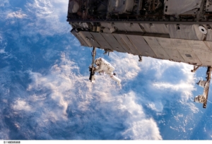Astronauta lavora fuori dalla ISS