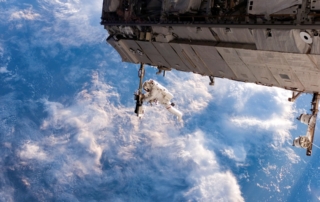 Astronauta lavora fuori dalla ISS