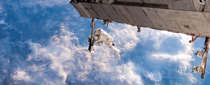 Astronauta lavora fuori dalla ISS
