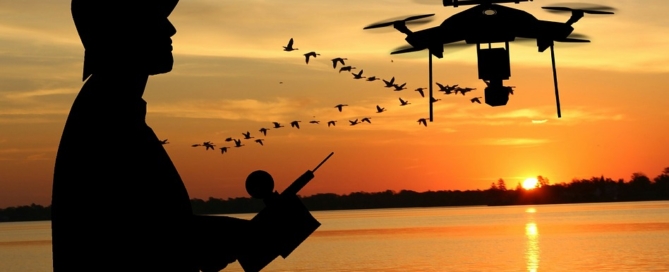 Un drone e il suo pilota
