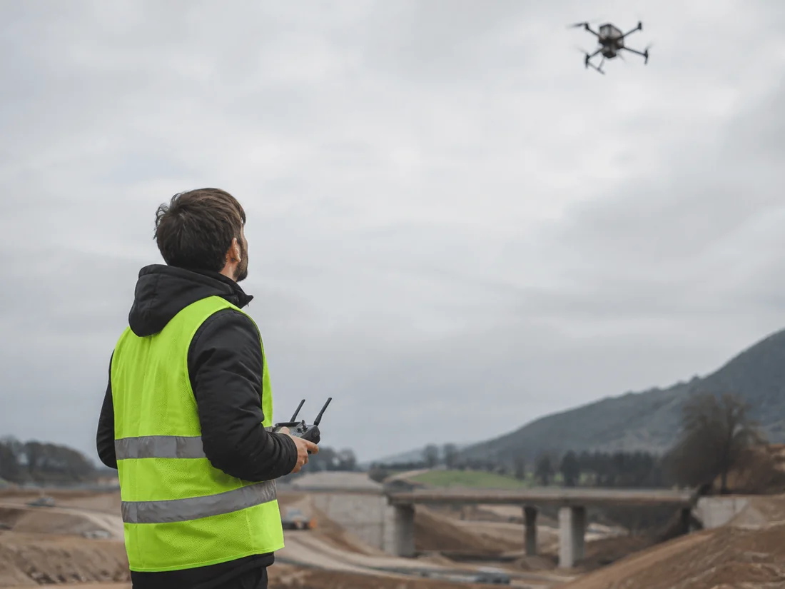 Operatore ENAC durante acquisizione dati con drone su cantiere