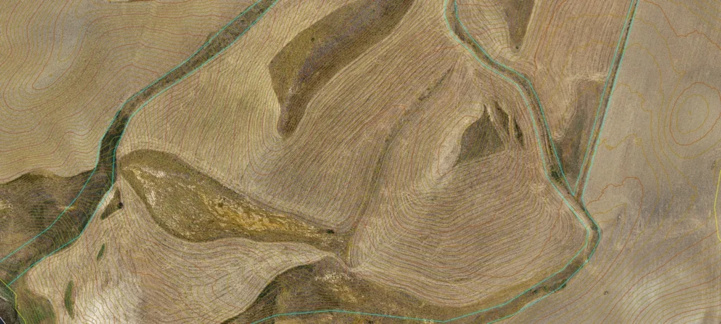 Ortofoto con curve di livello e confini catastali da rilievo aerofotogrammetrico drone