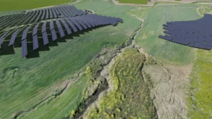 Dettaglio di un impianto fotovoltaico su terreno scosceso con fosso naturale tra due campi fotovoltaici